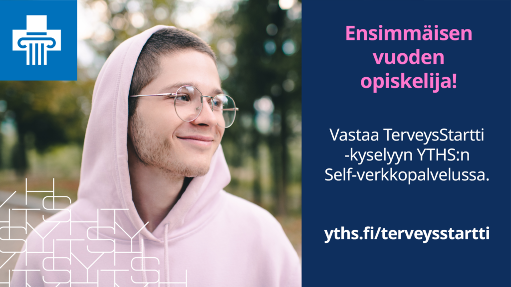 Hymyilevä, huppariin pukeutunut henkilö, teksti "Ensimmäisen vuoden opiskelija! Vastaa TerveysStartti-kyselyyn YTHS:n Self-verkkopalvelussa, yths.fi/terveysStartti" sekä YTHS:n logo.