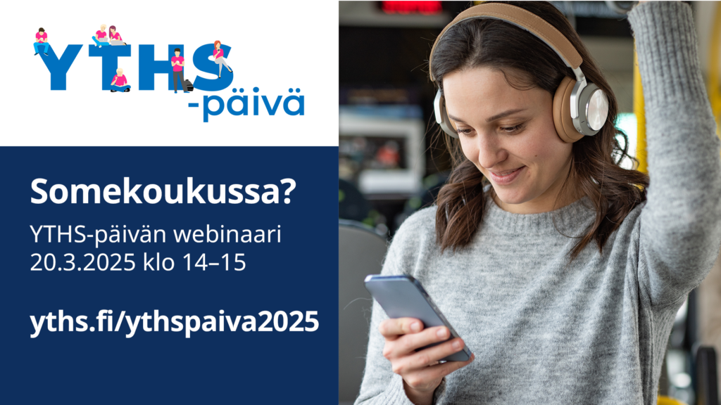 Opiskelija katsomassa hymyillen puhelintaan kuulokkeet korvissa. Kuvassa myös YTHS-päivän logo sekä teksti "Somekoukussa? YTHS-päivän webinaari 20.3.2025 klo 14-15 yths.fi/ythspaiva2025".